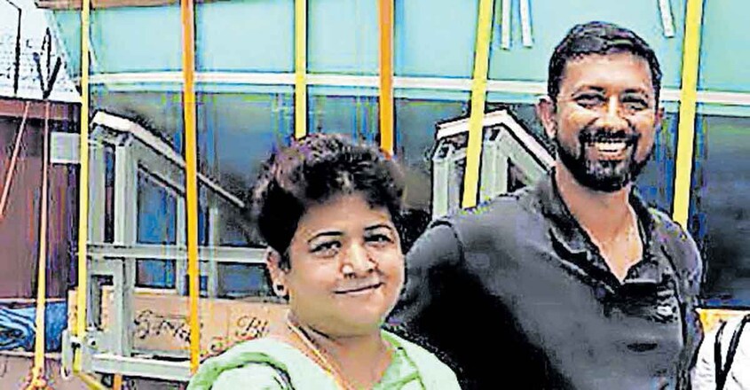 Abhilash Tomy with his mother Abhilash Tomy with his mother